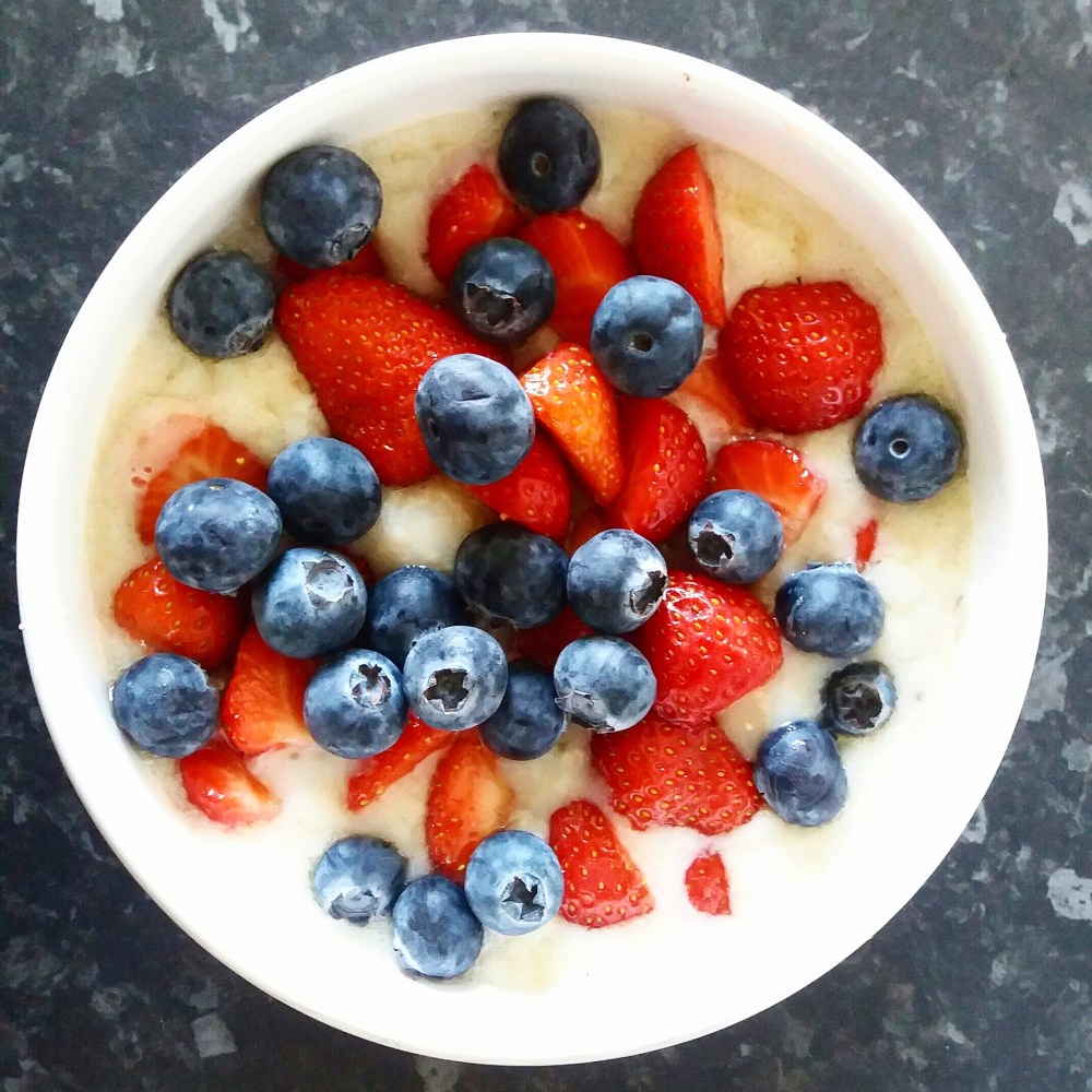 oatmeal-fruit-porridge-blueberries